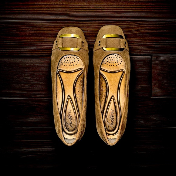 EUC! Trotters Brown Suede Flats with Gold Buckle - Picture 6 of 6